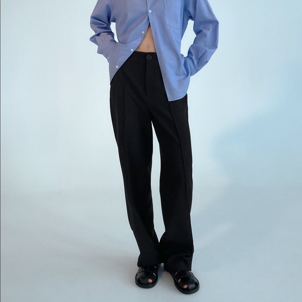 Unworn tags still on, black Zara pants. High-waisted straight leg pants.
